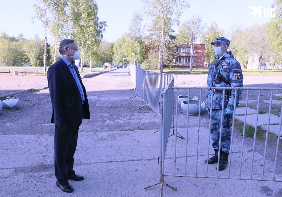 Росгвардиец и забор с колючей проволокой ждет тех, кто попытается сбежать из обсерватора до окончания срока самоизоляции. Фото: Смольный