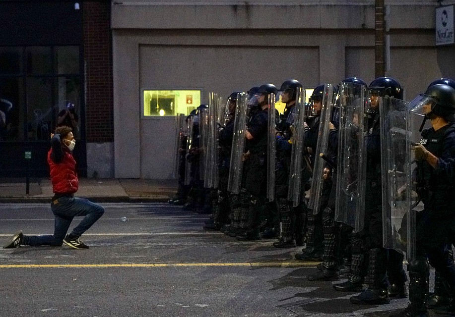 Поводом погромов стало убийство полицейским темнокожего в Миннеаполисе. Фото: REUTERS