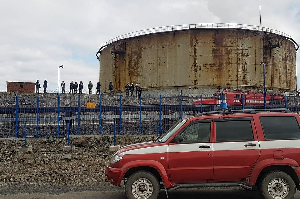 Под одним из резервуаров просел грунт и поддерживающая опора. Фото: сайт Генпрокуратуры