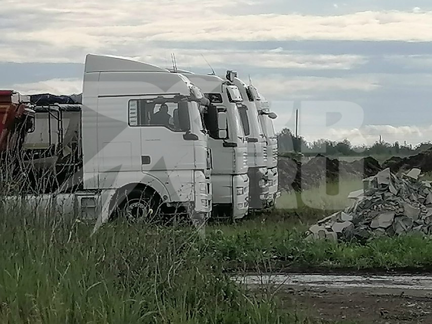 Этих большегрузов здесь никогда не было. А в тот день здесь заседала пьяная компания