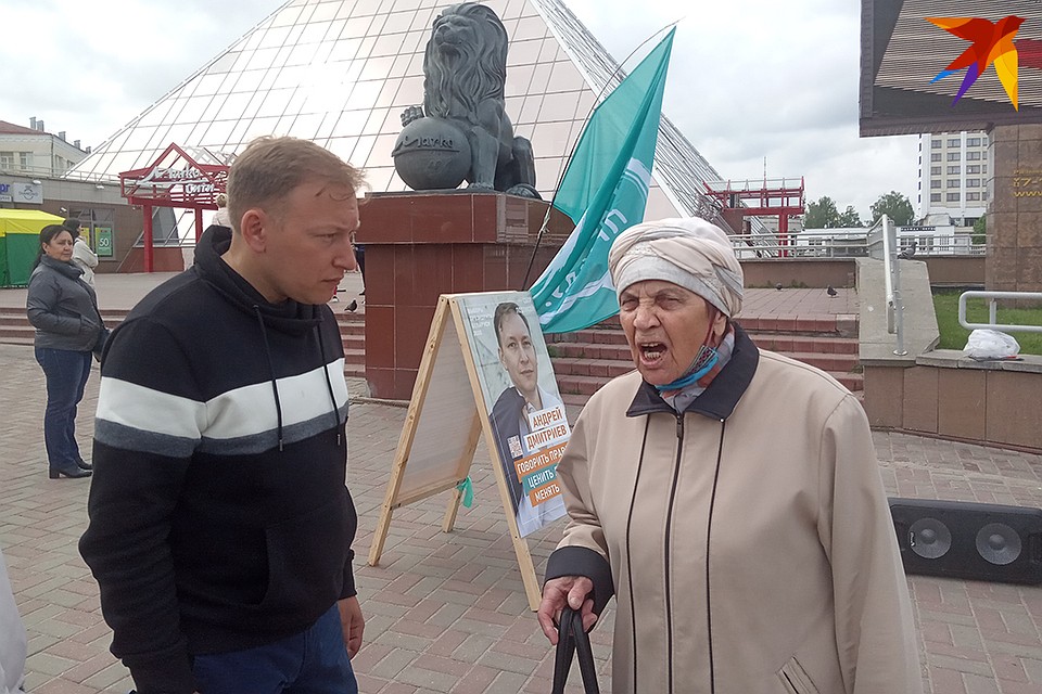 Пенсионерка считает, что альтернативы Лукашенко нет, и возмущается, что по телевизору показывают только секс, песни и пляски. Фото: Наталья ПАРТОЛИНА