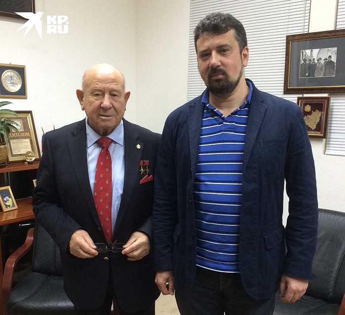 Александр Милкус с дважды Героем СССР, летчиком-космонавтом Алексеем Архиповичем Леоновым. Фото: Личный Архив