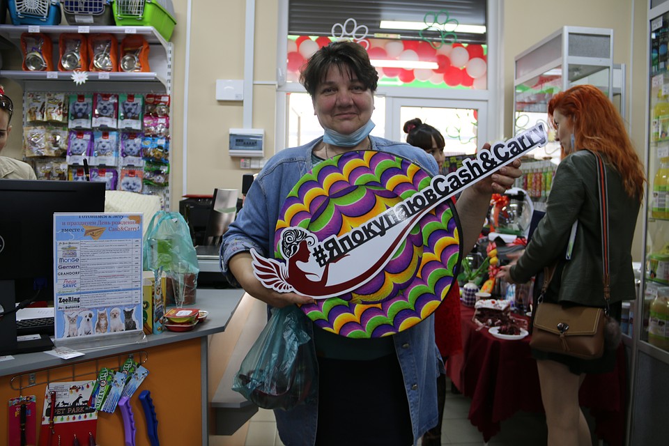 Первый клиент зоомагазина «Аврора Cash&Carry» в Ялте Марина Лазаревна с покупками. Фото: Степан ОСТИНОВ