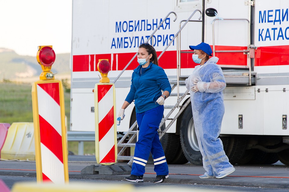 На въезде стоят мобильные амбулатории центра медицины катастроф Фото: Михаил ПАТЛИС
