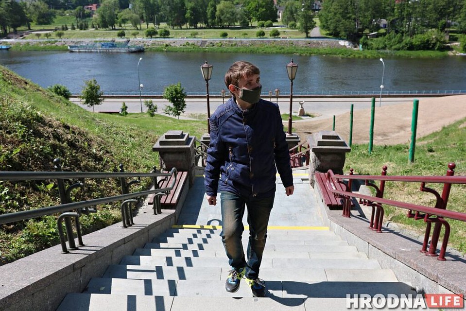 Когда молодой человек узнал, что в Гродно начали появляться люди с пневмонией, вызванной коронавирусом, начал соблюдать меры безопасности, потому что переживал за родителей