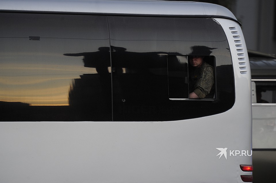 Прибытие вереницы автобусов с военнослужащими - участниками парада Фото: Алексей БУЛАТОВ