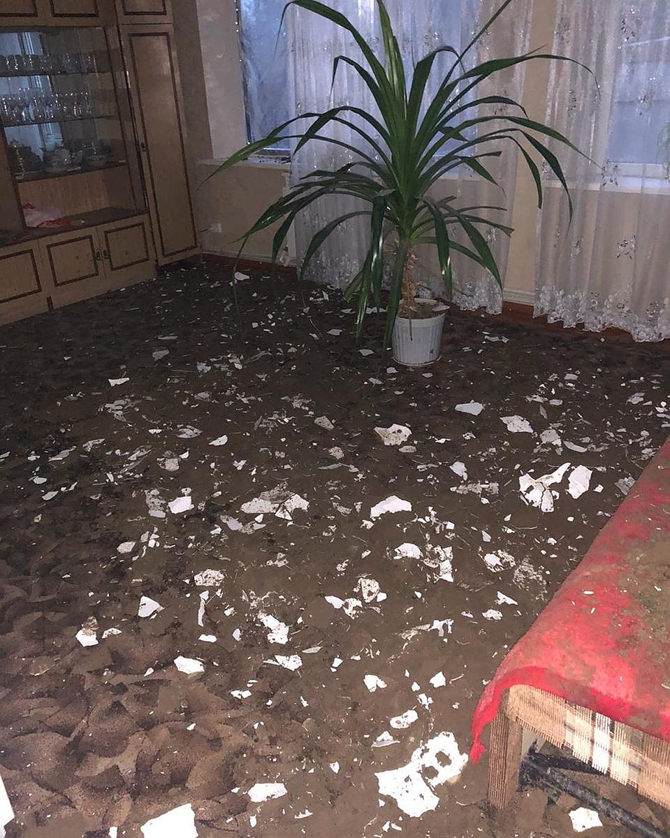 Ледяные снаряды разбили стекла в здании. Фото: instagram.com/sov.a_online