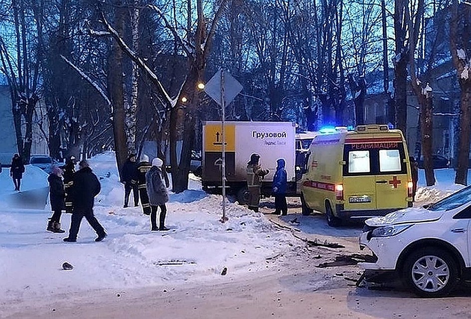 Страшное ДТП случилось на перекрестке улиц Стачек и Энтузиастов. Фото: сообщество "Инцидент Екатеринбург"