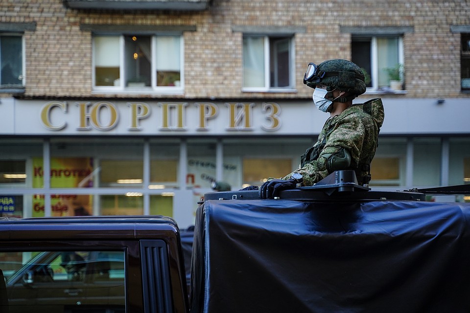 У самарцев есть время, чтобы полюбоваться военными машинами Фото: Светлана МАКОВЕЕВА