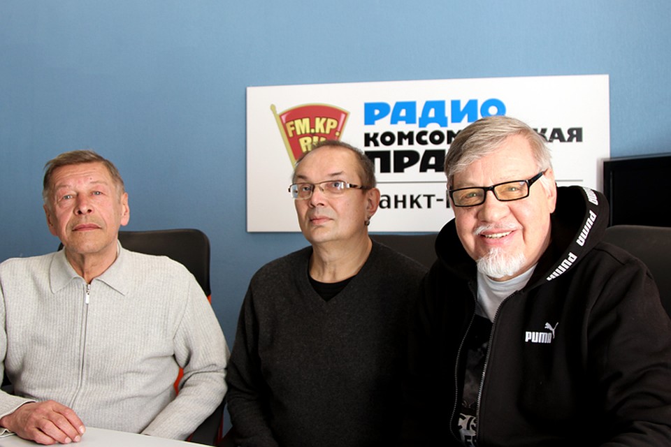 Музыкант и писатель Алексей Рыбин в эфире радио «Комсомольская правда» рассказал подробности рок-н-рольной жизни и как вообще появилось название группы Фото: Никита СКОПИН