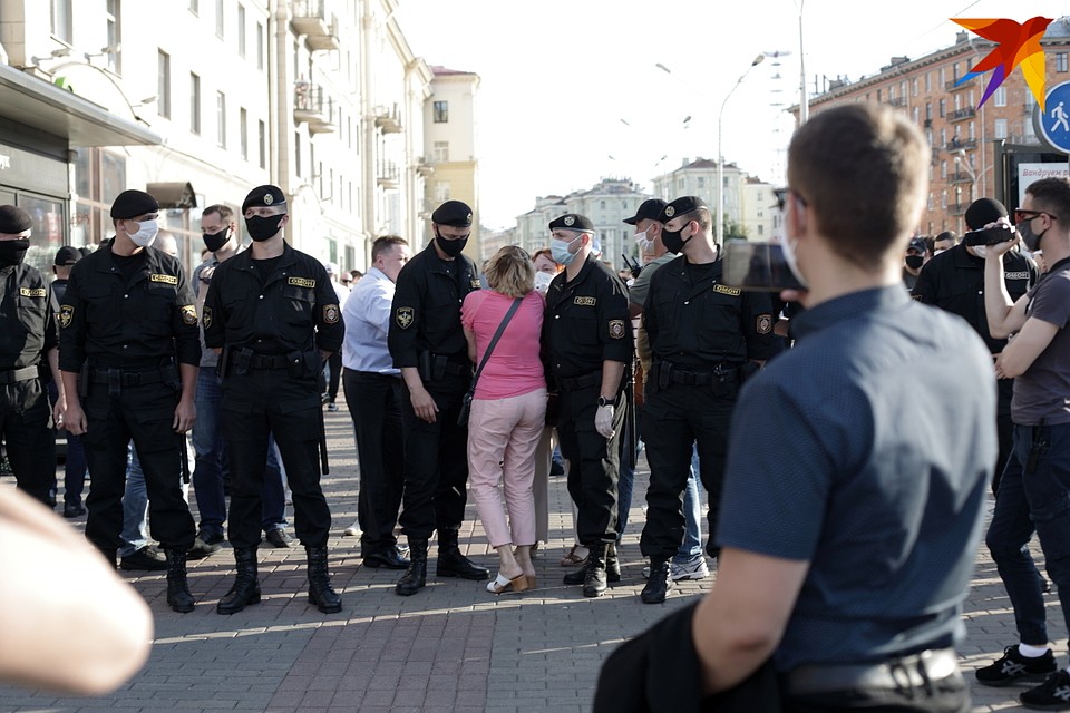 Некоторым прохожим удавалось протиснуться сквозь строй ОМОНа. Фото: Святослав ЗОРКИЙ