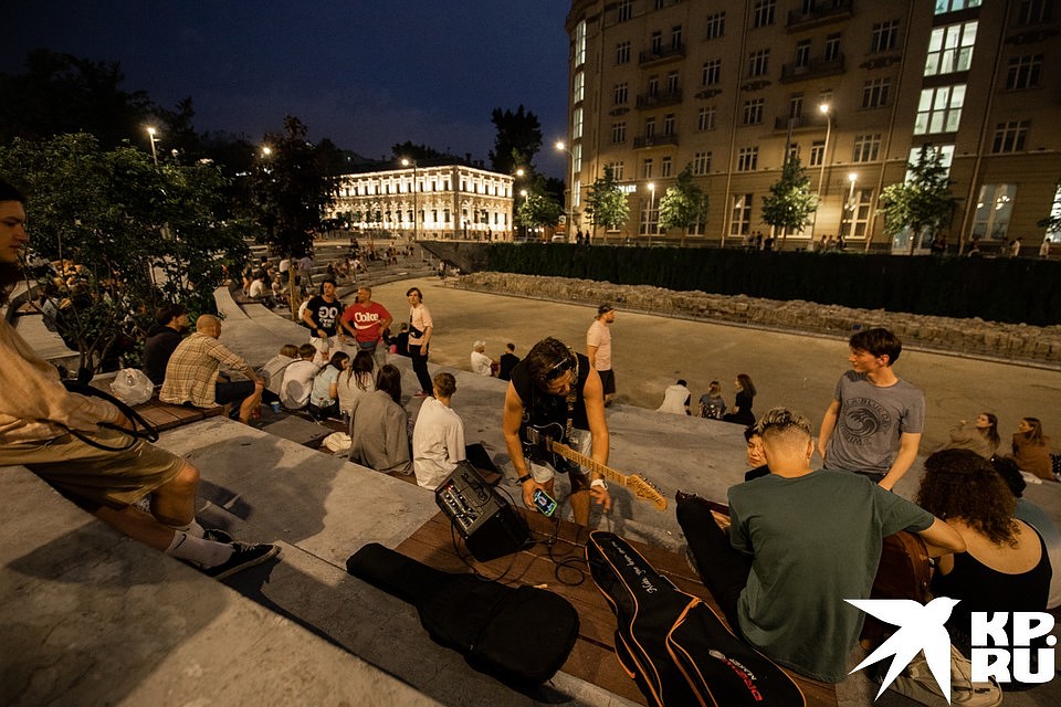 Парень принес электрогитару. Время приближается к полуночи. Фото: Андрей АБРАМОВ