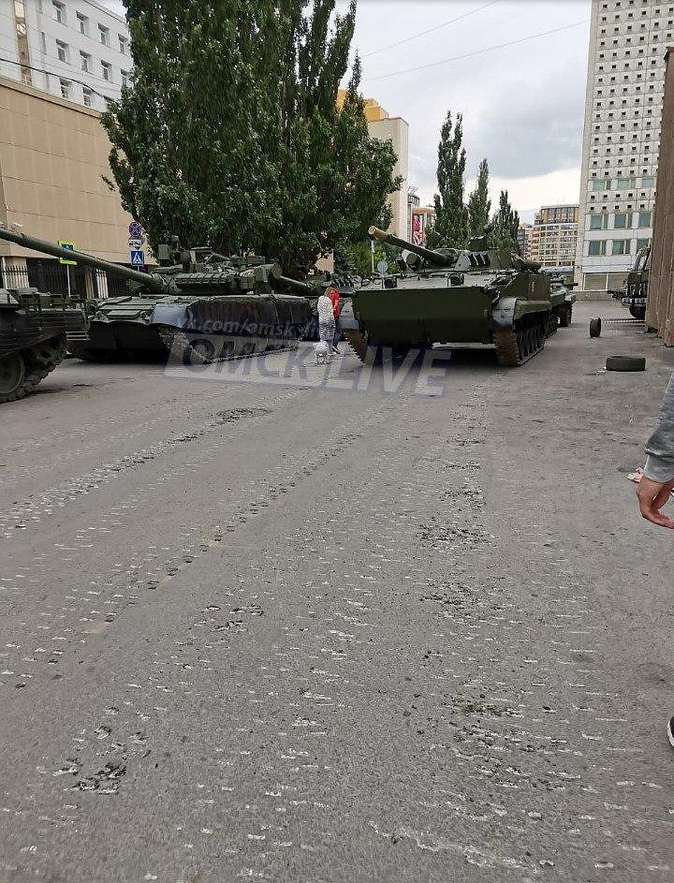 Асфальт у библиотеки им. Пушкина Фото: ВКонтакте.