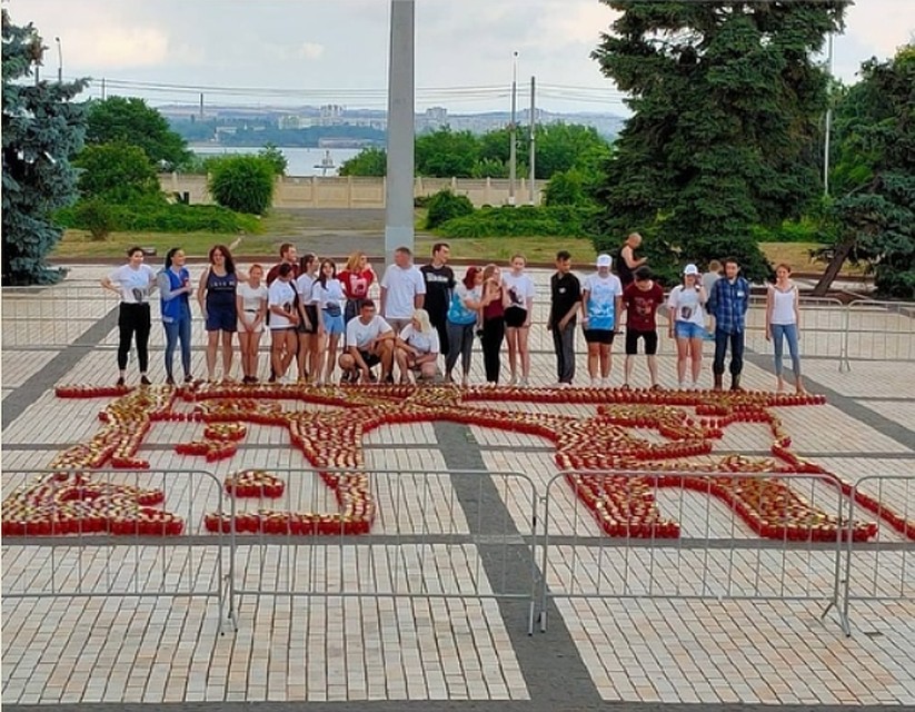 В Керчи на центральной площади из 3500 свечей выстроили образ скульптуры «Тыл-фронту». Фото: Евгений Костылев