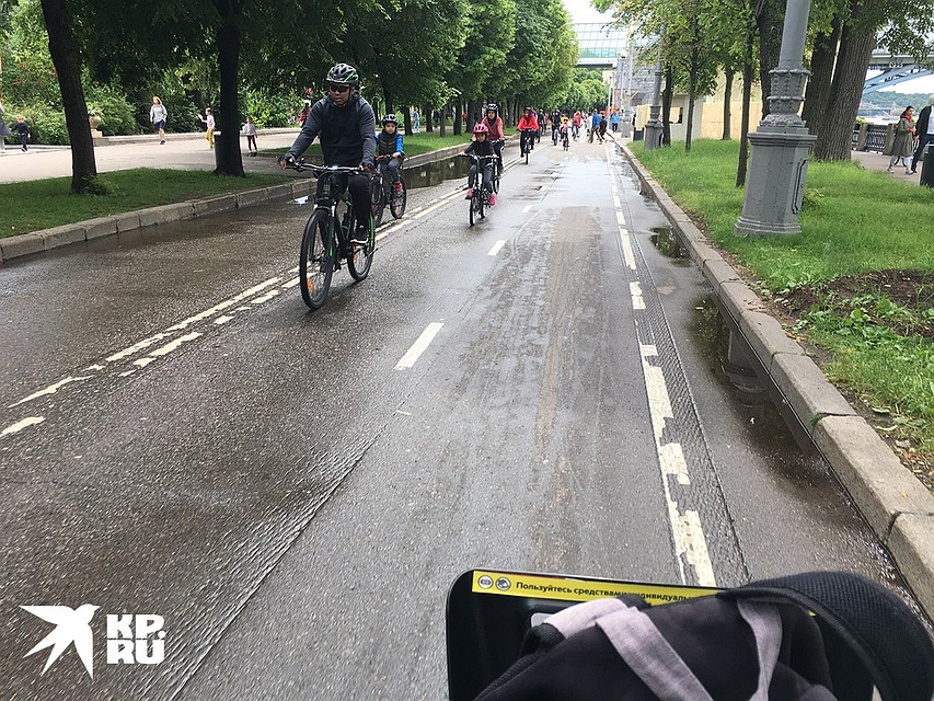 В парке Горького велосипедистов больше, чем пешеходов. Фото: Павел КЛОКОВ