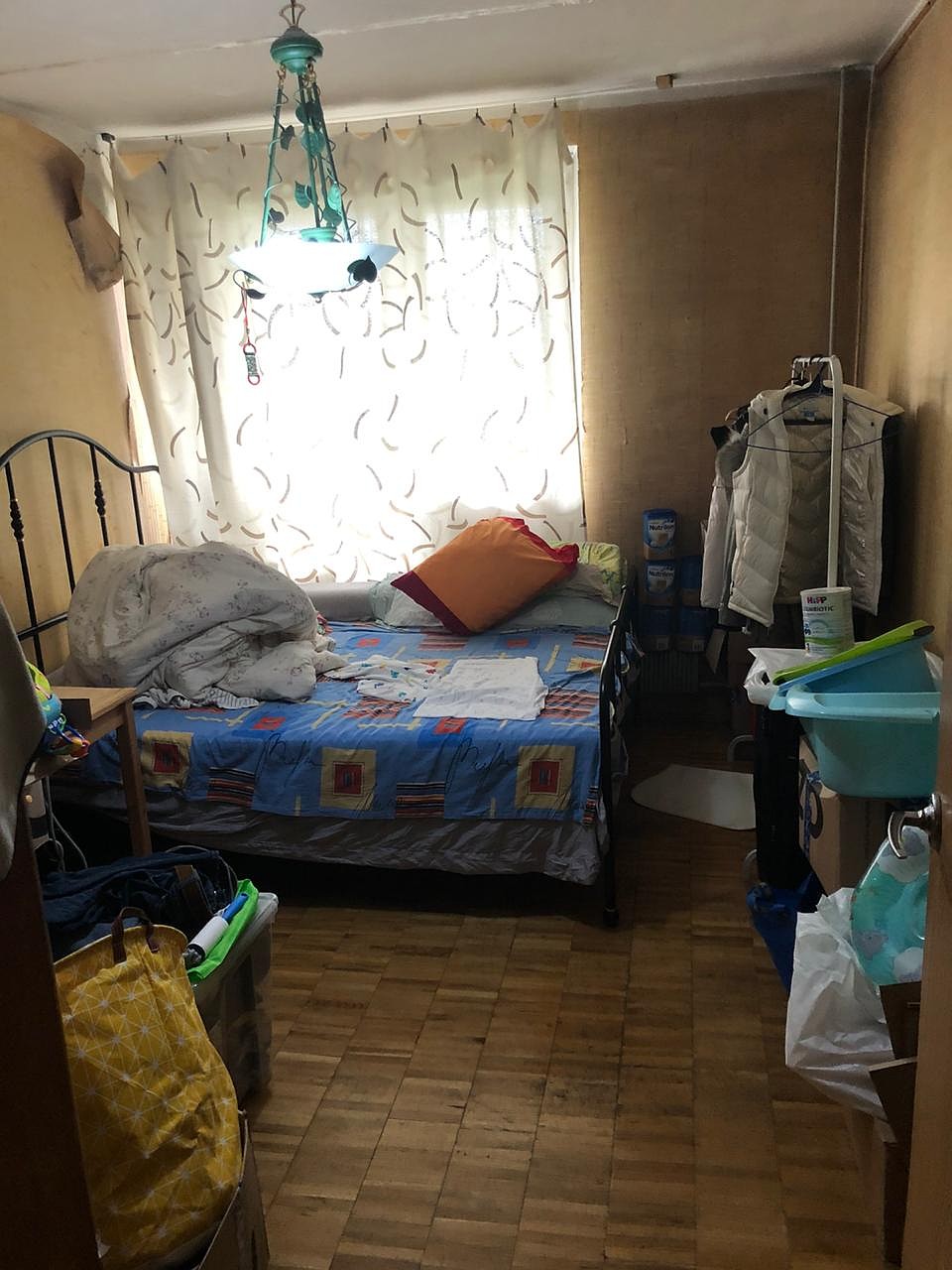 В квартире на было детских кроваток. Младенцы спали на обычной постели, все вместе. Фото: СУ СК РФ по Москве