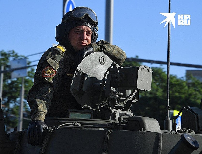 В форме видов вооруженных сил и родов войск и со стрелковым оружием того периода пройдут исторические роты. Фото: Михаил ФРОЛОВ