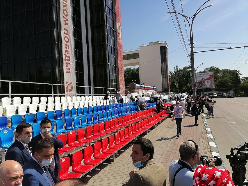 Немногочисленные зрители собираются на площади Фото: Юрий ПОЗДНЯК