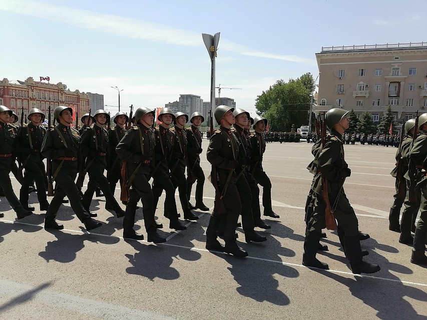 Военные маршируют Фото: Юрий ПОЗДНЯК