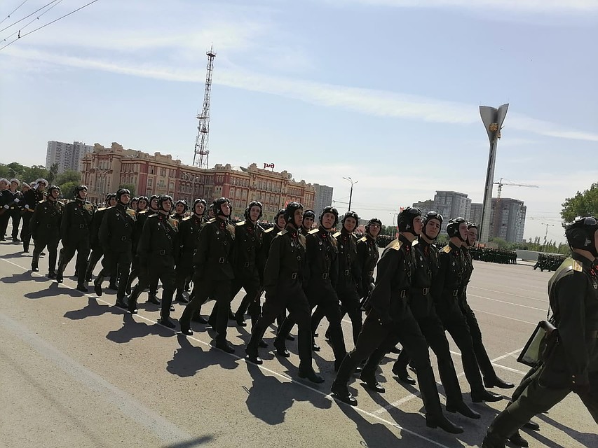 Военные идут под звуки марша Фото: Юрий ПОЗДНЯК