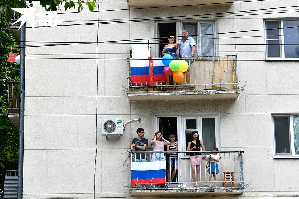 Некоторым жителям города посчастливилось наблюдать за военным торжеством со своих балконов. Фото: Кирилл ВЕРШИНИН