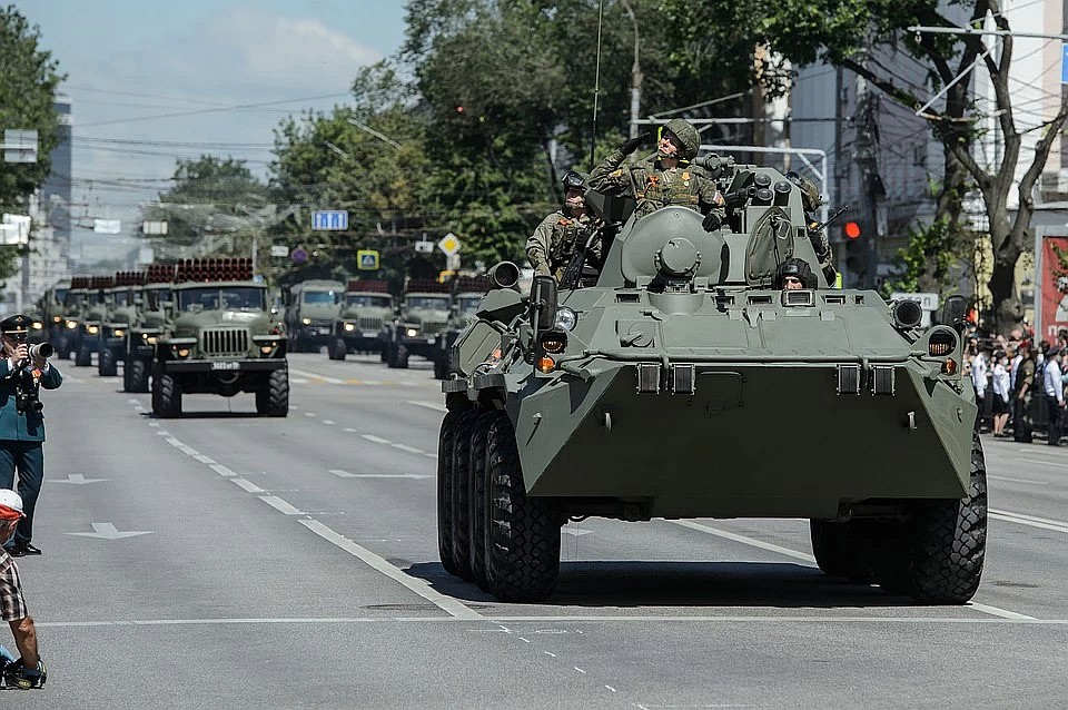 В параде приняли участие больше сотни единиц военной техники. Фото: Константин ТОЛОКОННИКОВ/Пресс-служба правительства области