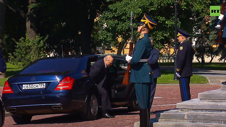 Александру Лукашенко досталась не самая новая машина – Mercedes S-класса пятого поколения, правда, бронированный. Кадр прямой трансляции.
