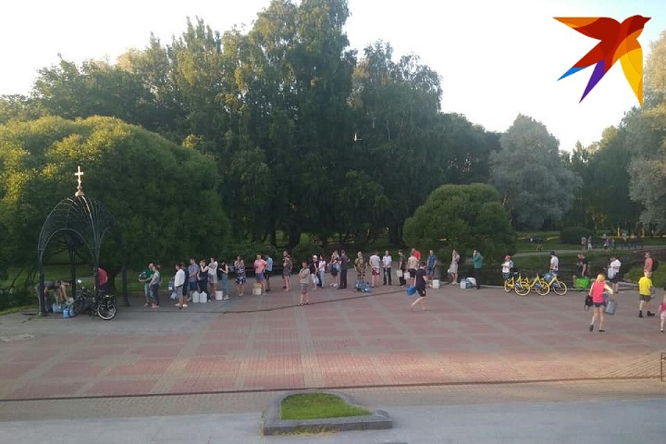 Очередь к питьевому фонтанчику за водой. Фото: Эвика ОТТО