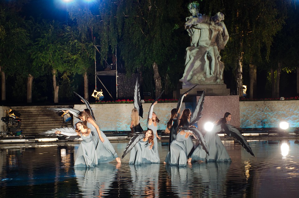 Танцевали прямо в воде. Фото: Геннадий БИСЕНОВ