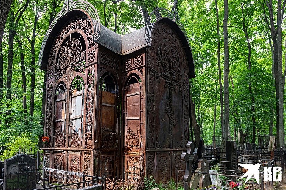Усыпальница или бывшая часовня, непонятно. Внутри ничего, кроме пустых бутылок и окурков. Фото: Михаил ФРОЛОВ