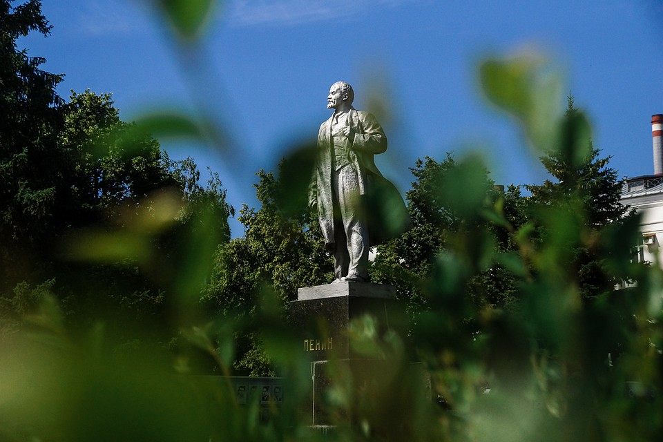 Памятник Ленину перед заводом «Металлург» Фото: Светлана МАКОВЕЕВА