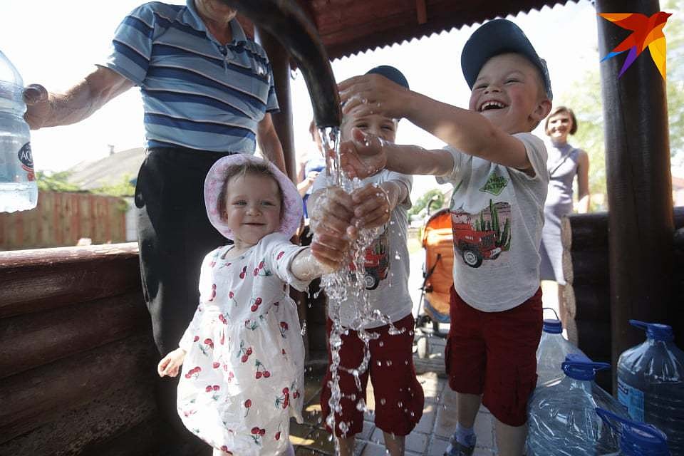 Многие люди устремились к родникам. Фото: Павел МАРТИНЧИК