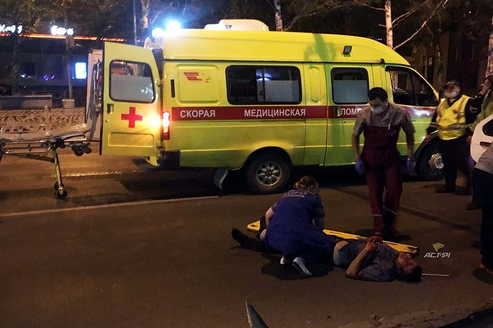 Водителя почти сразу вытащили через окошко, он был в сознании, но весь в крови. Фото: «АСТ-54»