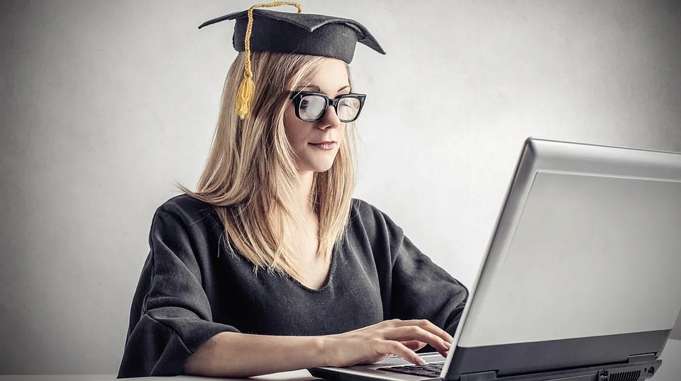 Студенты тоже сегодня простятся с вузами в Интернете. Фото: из открытых источников