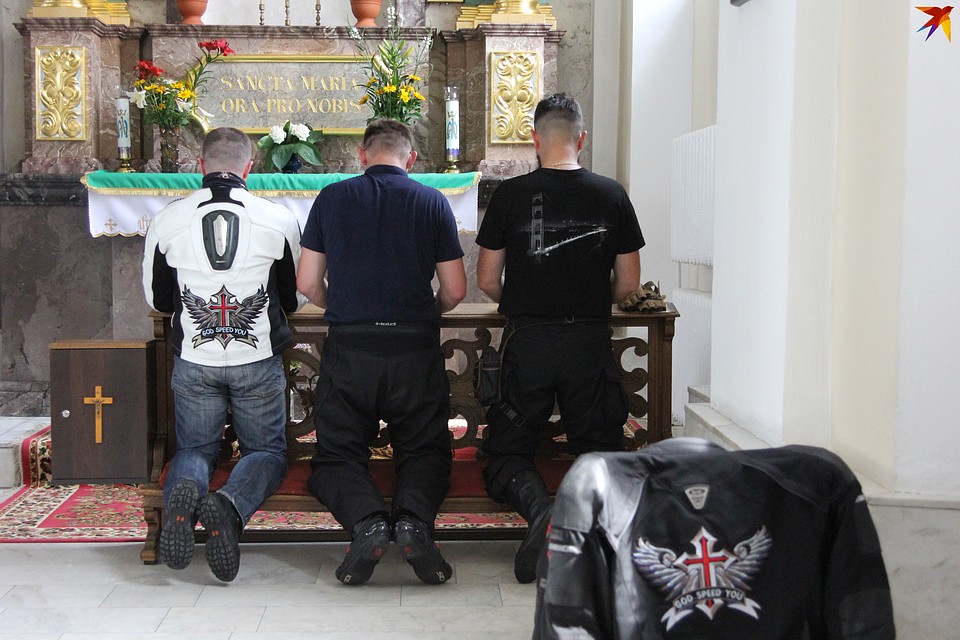 Ксендзы-байкеры молятся в Бресте перед чудотворной иконой Матери Божией Берестейской. Фото: Артур РОГАЛЬСКИЙ