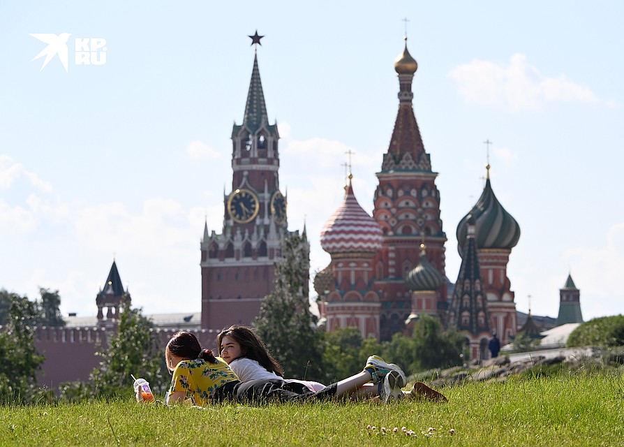 В парке Зарядье вновь много людей. После «карантина» его открыли последним из столичных парков. Но с 25 июня территория вновь доступна для прогулок Фото: Владимир ВЕЛЕНГУРИН