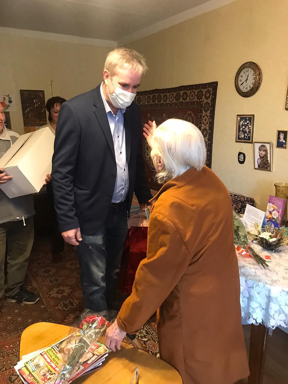 Поздравляя ветеранов, компания не ограничилась визитами и подарками.