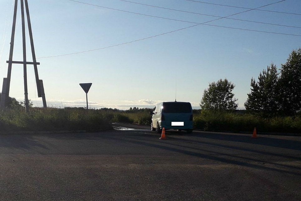 В Котельниче столкнулись два автомобиля «Мерседес Бенц Вито» и «ВАЗ - 2107». Фото: vk.com/gibdd43