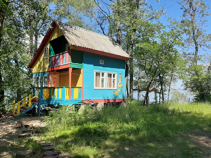 Жилье разное: есть небольшие «квартиры», а есть дома на 6-7 человек со всеми удобствами. Фото: Ирина ИСАЕВА