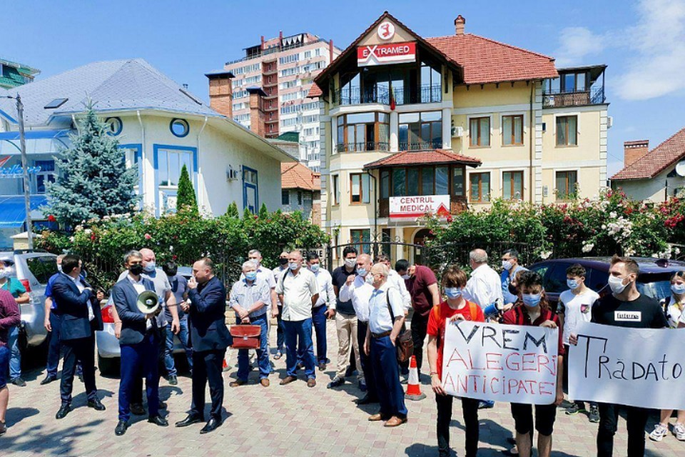 Возмущенный народ у медцентра, который принадлежит Штефану Гацкану. Фото: Соцсети