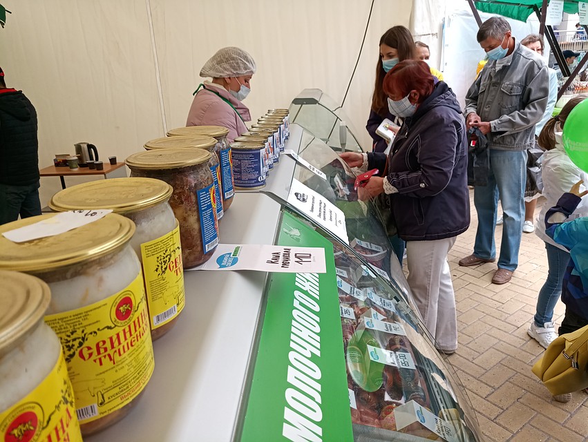 Большой популярностью на ярмарке пользуется продукция компании Тюменского мясокомбината «Олимп» Фото: Ирина Ромашкина