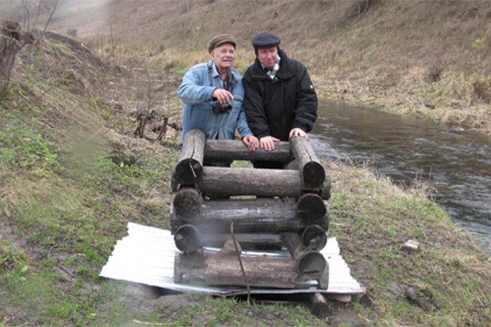 Осень 2012 года. Последний приезд Василия Пескова на Бежин луг. У Прощеного колодца, восстановленного экспоната музея «Бежин луг» с Владимиром Зайцевым.