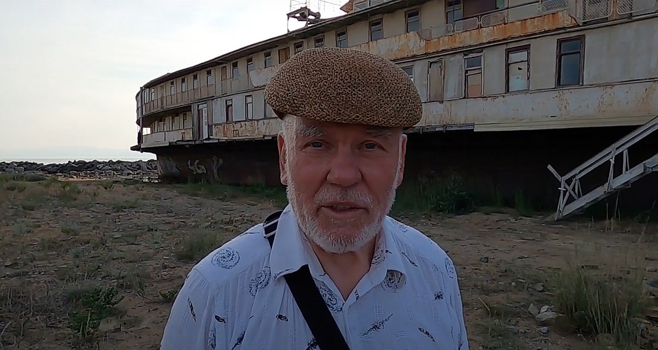 Владимир Алексеев значится в украинских документах, как представитель малого частного предприятия «Спарта», владеющего участком, на котором стоит теплоход. Фото: Лидия Коробкова