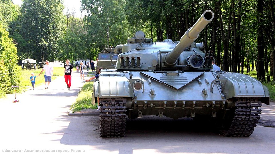 В сквере теперь установлены 12 единиц военной техники и 3 единицы вооружения. Фото: администрация Рязани.