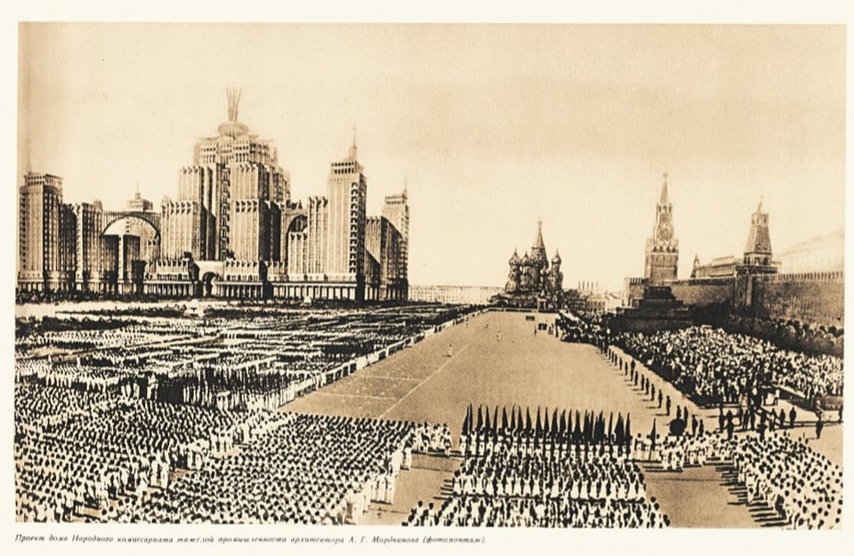 «Слишком узкая!» - приговорили Красную площадь авторы Генплана 1935 года. Для парадов и демонстраций нужно было места минимум в два раза больше.