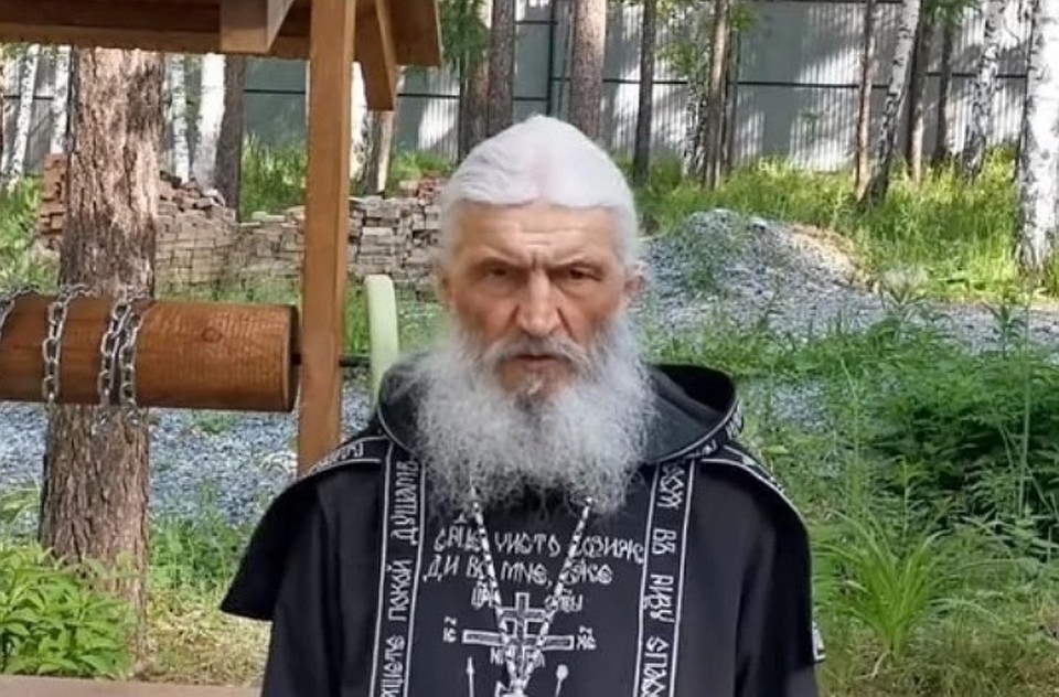 Сергий во время своих видеообращений. Фото: скрин с видео YouTube