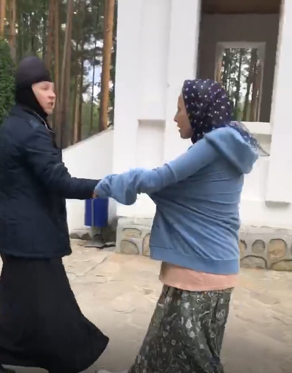 Ксения Собчак во время перепалки с монахиней. Фото: скрин с видео Ксении Собчак.