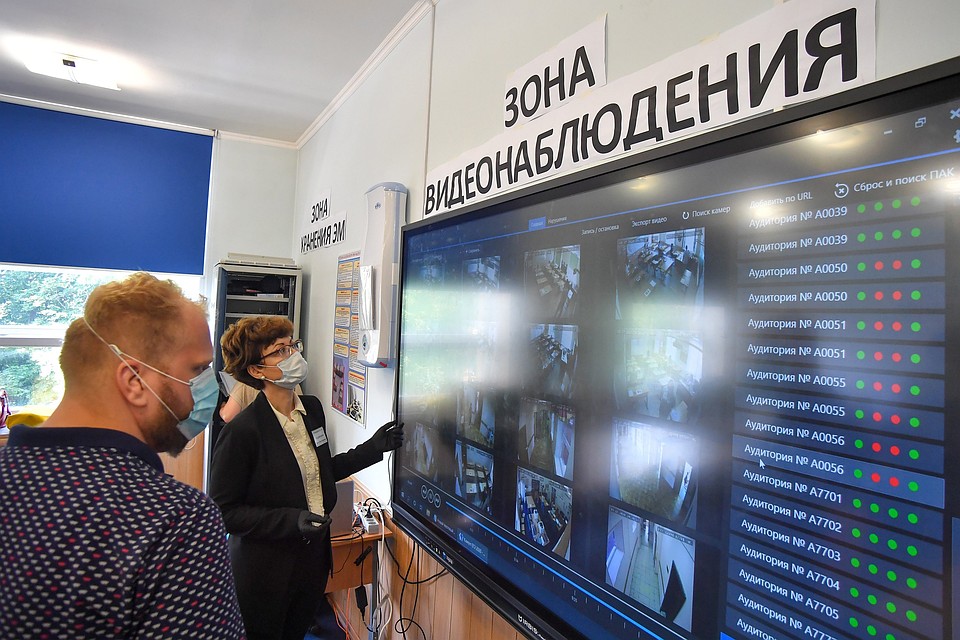 Число наблюдателей в этом году сократили, чтобы не создавать толпы в классах. Фото: Агентство городских новостей "Москва"