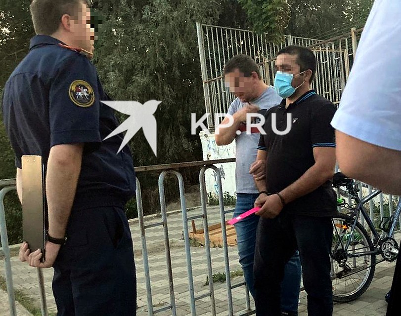 Одного из участников нападения на бизнесмена в центре Краснодара ведут на допрос к следователю Фото: СУ СК по Краснодарскому краю.
