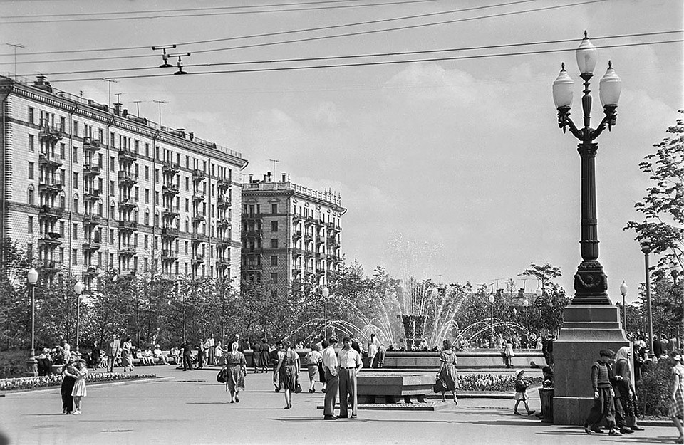 Москва. 10 июня 1957 г. Сквер на 2-й Песчаной улице. Фото: Валентин Соболев/ТАСС